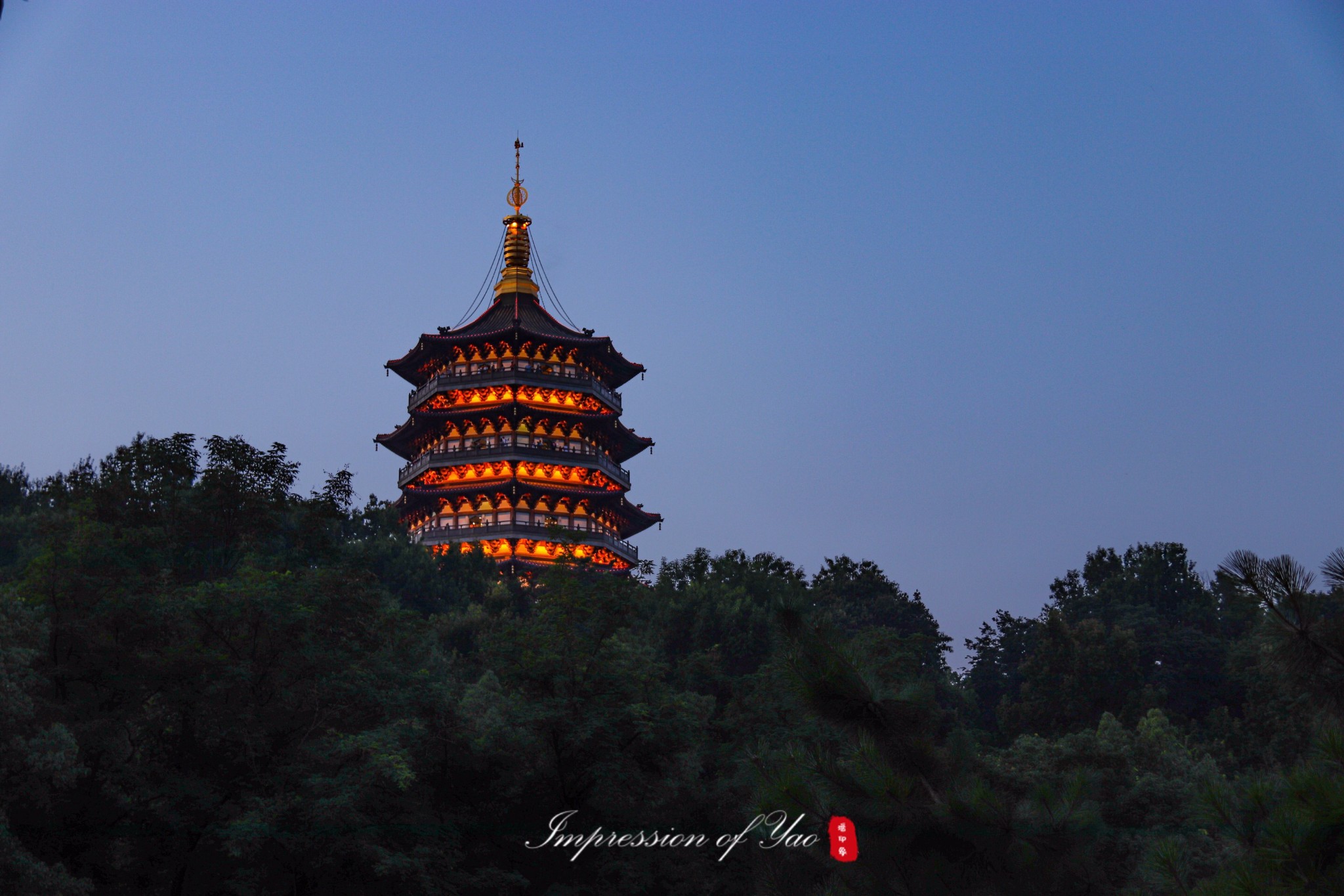 春季,秋季,冬季 雷峰塔又名皇妃塔,西關磚塔,位於浙江省會杭州市西湖