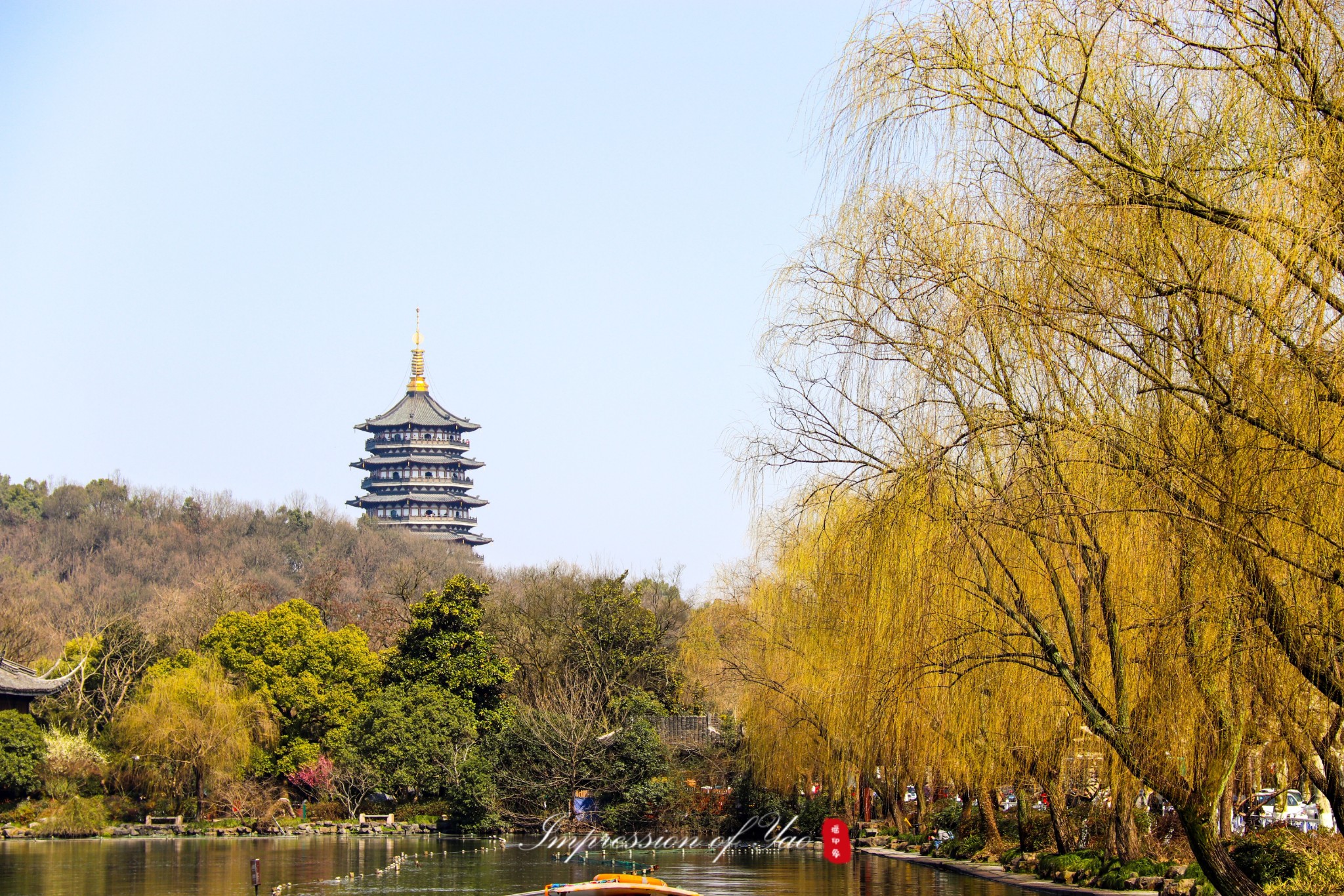 冬季 雷峰塔又名皇妃塔,西關磚塔,位於浙江省會杭州市西湖風景區南岸