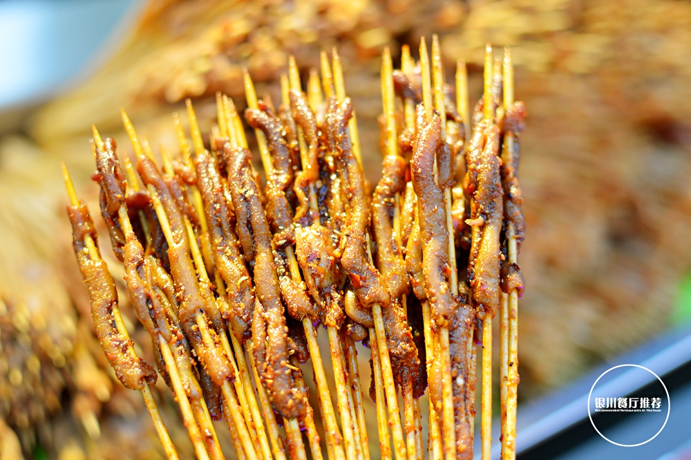 提前洗净的鸭肠穿过一根根竹签被捆成一把一把,10元40串!