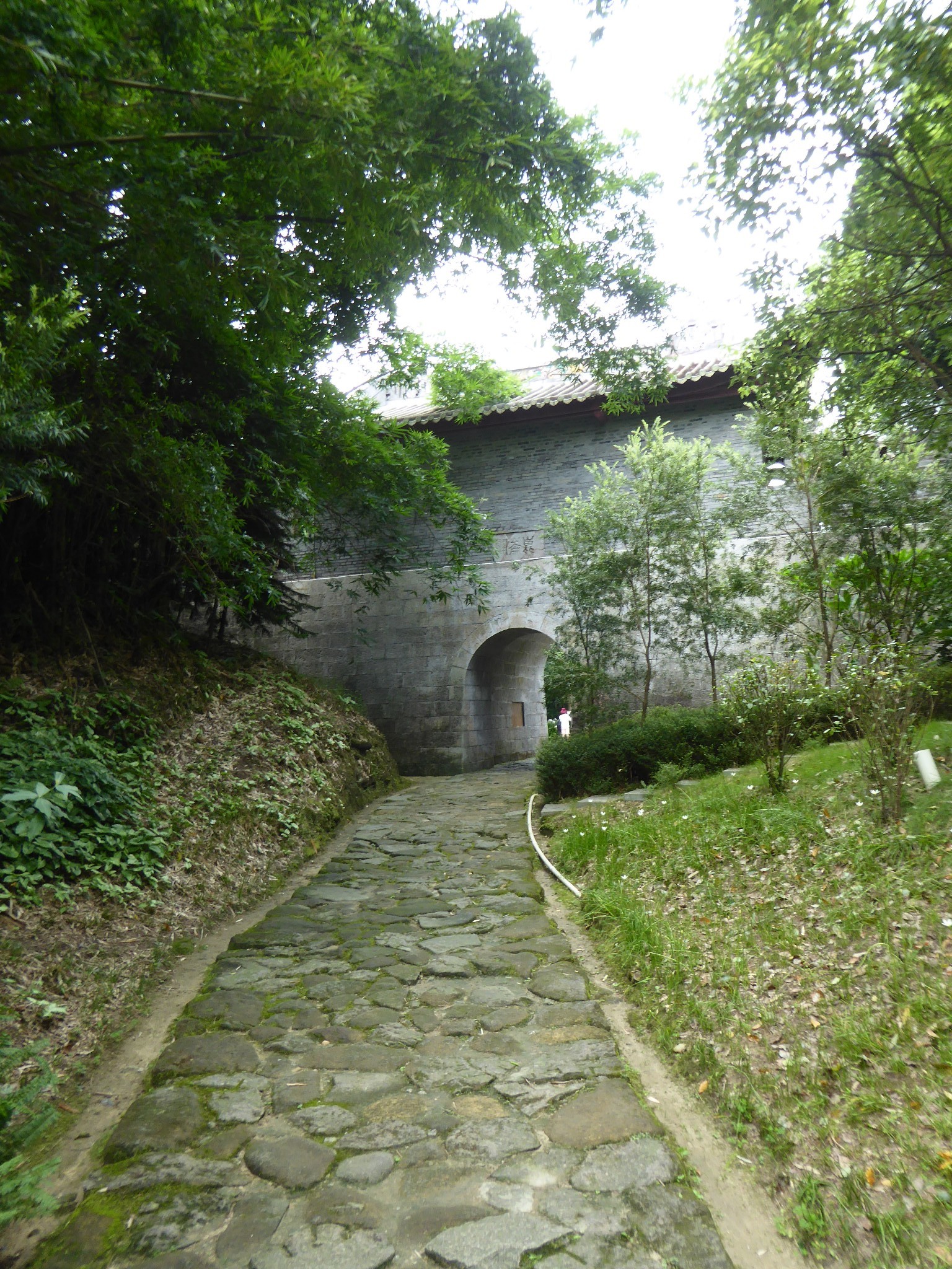 雄关独峙镇南天,碧血千秋昆仑关.巍巍青山埋忠骨,铁血铸就民族魂.