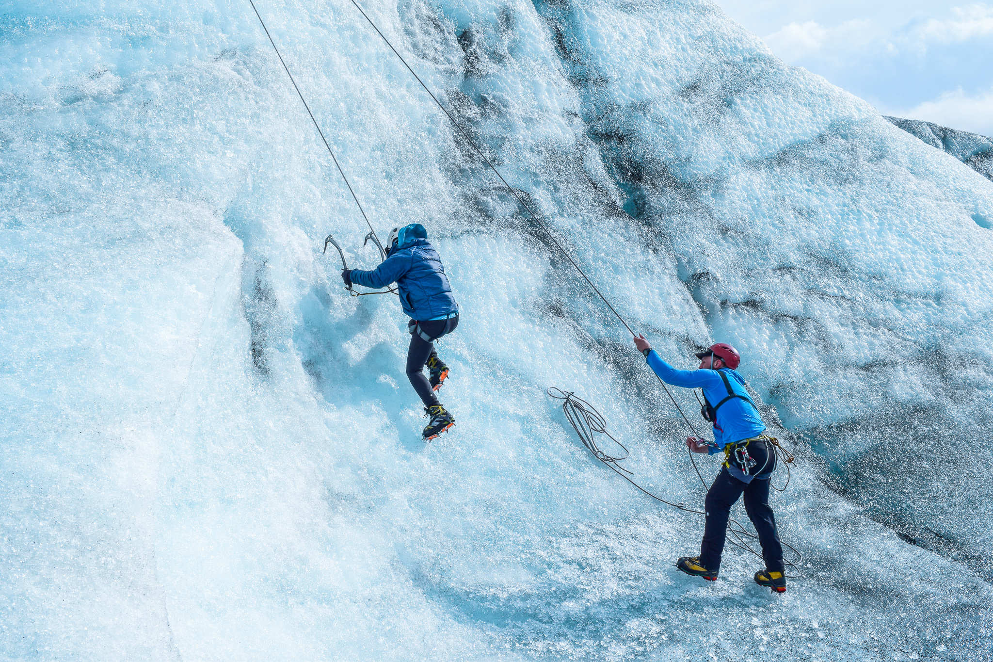 *此行程中的攀冰项目不需要攀冰或者攀岩经验,整个攀爬过程会有导游