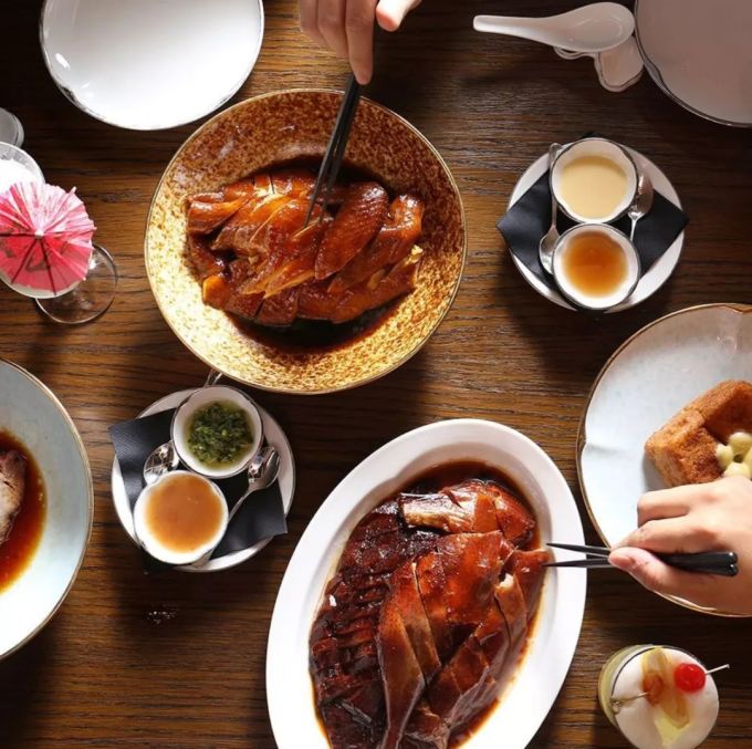 餐厅周今日开吃。老板,来一份秀色可餐?