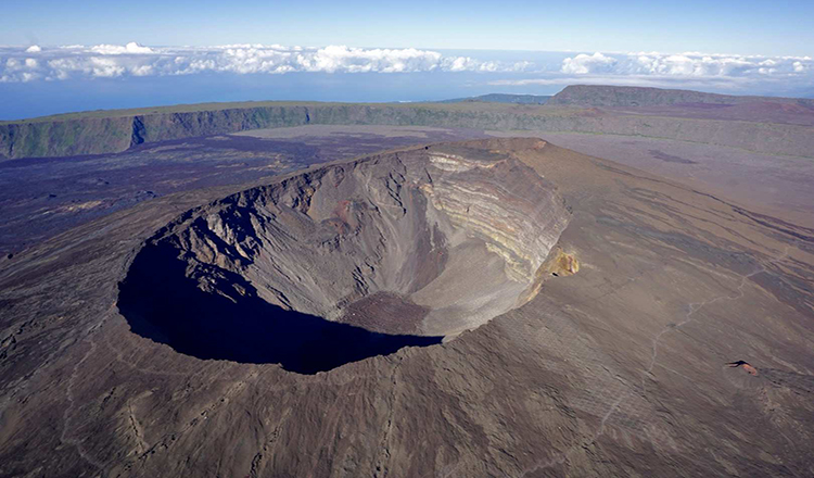 留尼汪岛火山图片