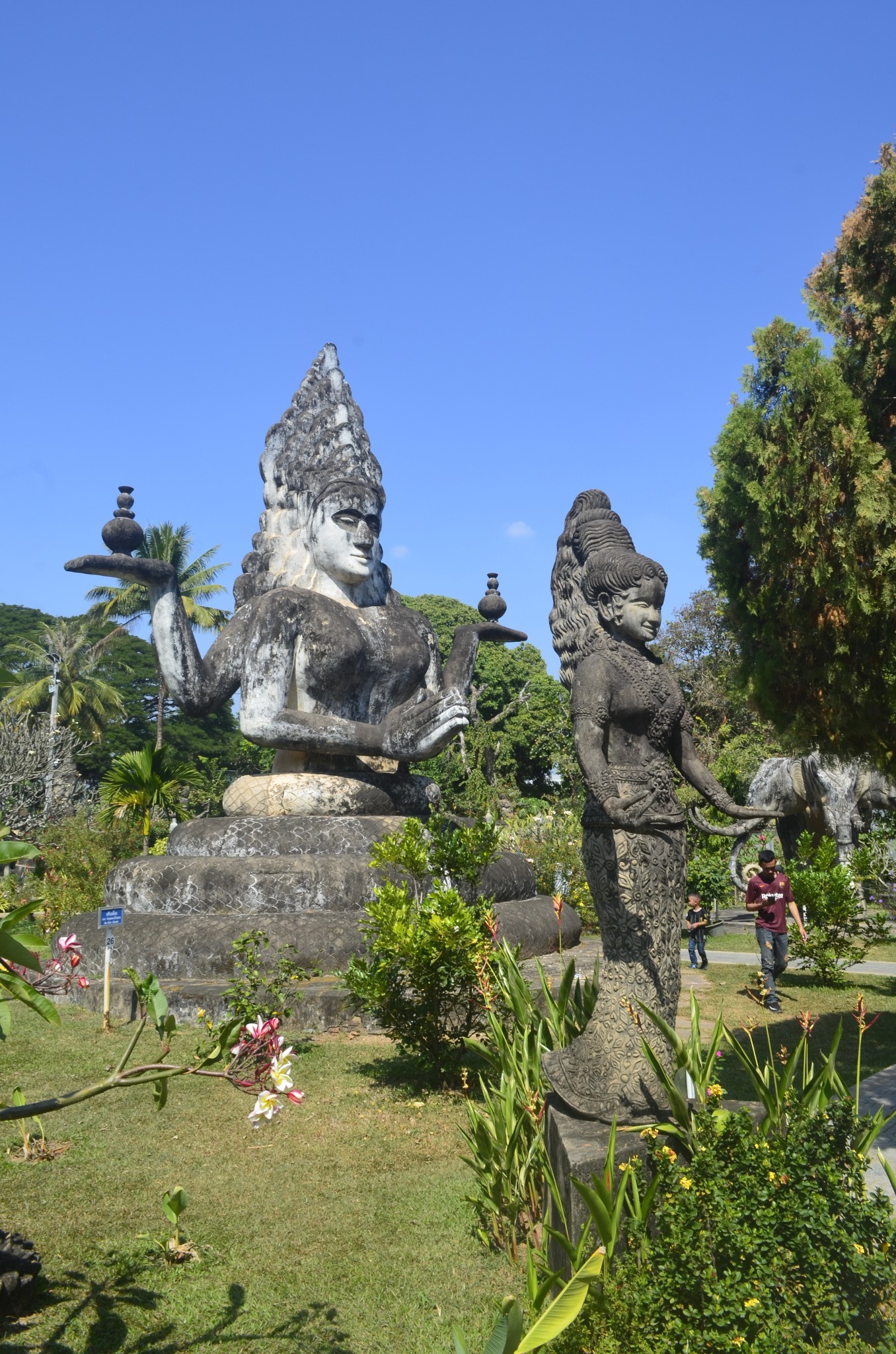 【图片集】老挝首都万象的佛像公园,一个人世王子的俗世,一个佛法无边