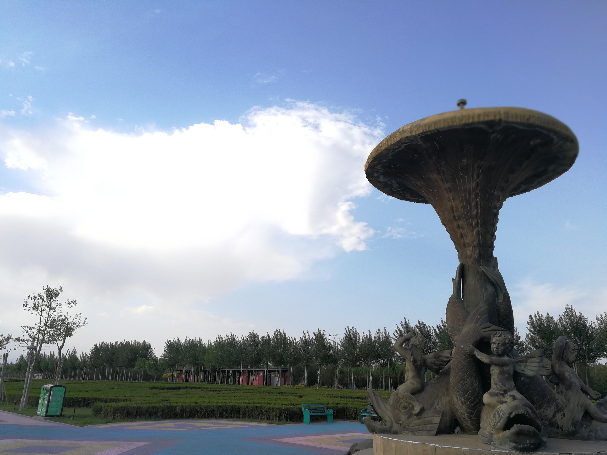 南起艾依河北京路码头,途经西湖游乐园,北通银川市最大的.