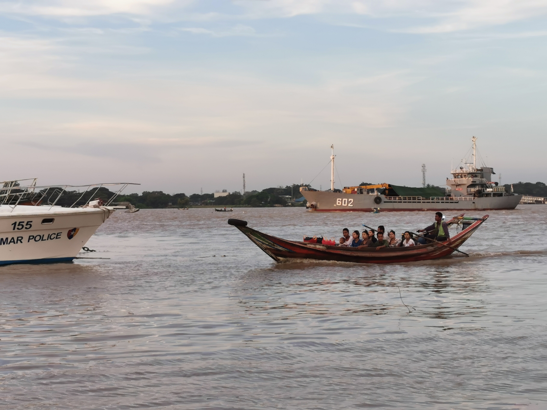 缓缓流淌的仰光河