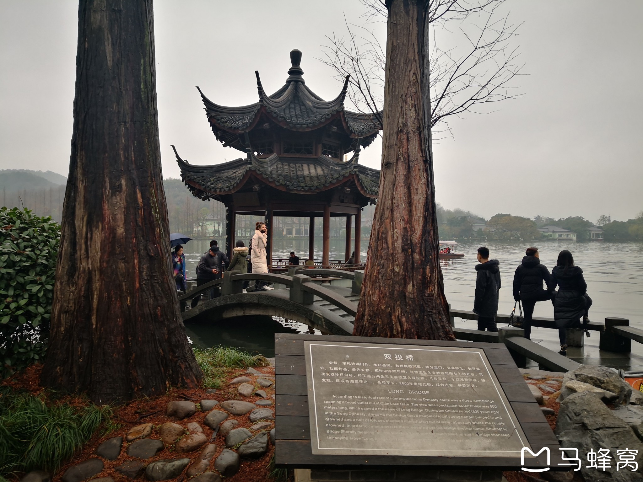 杭州西湖长桥公园的双投桥与夕照亭