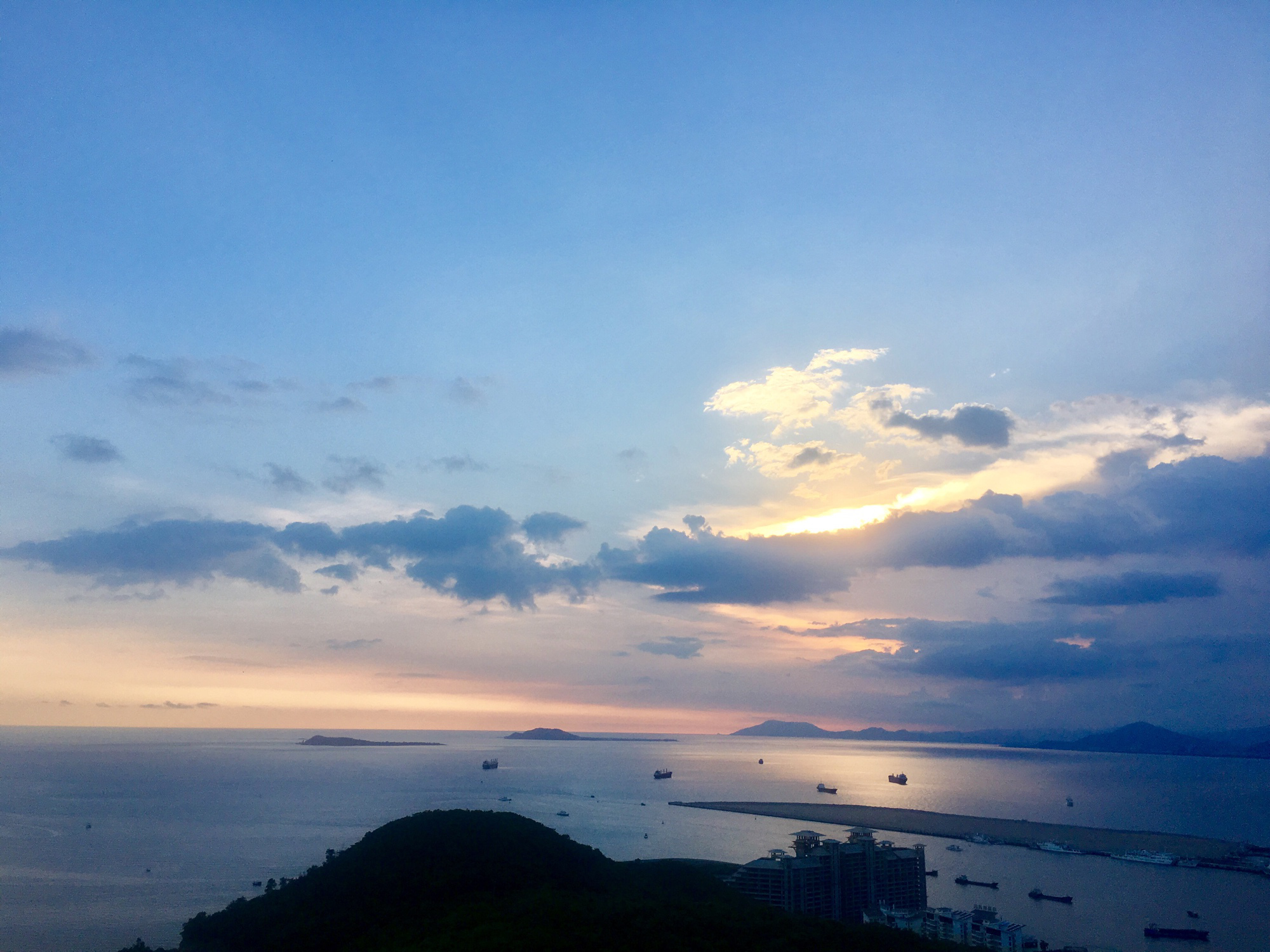 鹿回头 登上鹿回头的山顶,那里可以饱览大海风光,当然日出日落也能尽