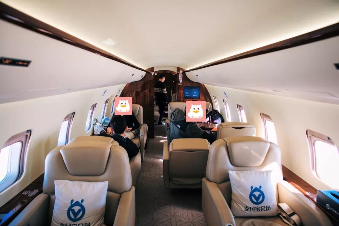 马老师和王首富用的是湾流g550,小马哥用的是庞巴迪环球6000,撕葱