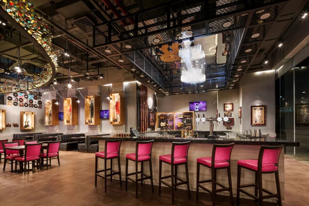 巨星套房  深圳硬石酒店的酒吧和餐厅延续了大堂的设计