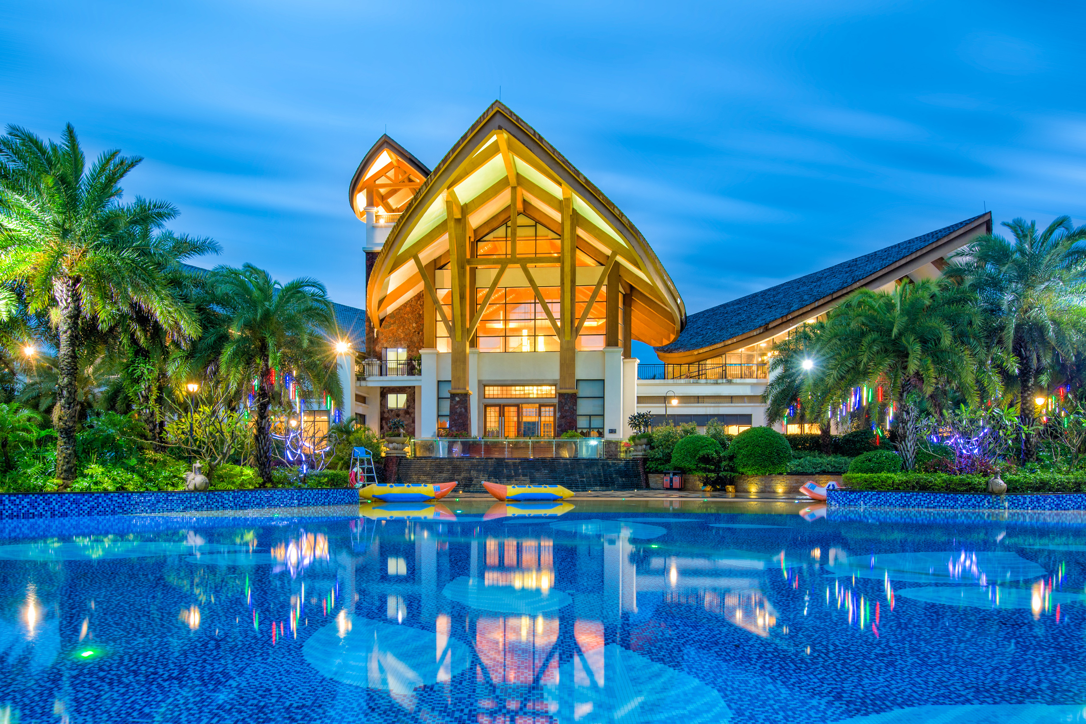 湖山温泉度假村一晚无限次宝墩湖山温泉畅游网红威尼斯泳道酒店特色