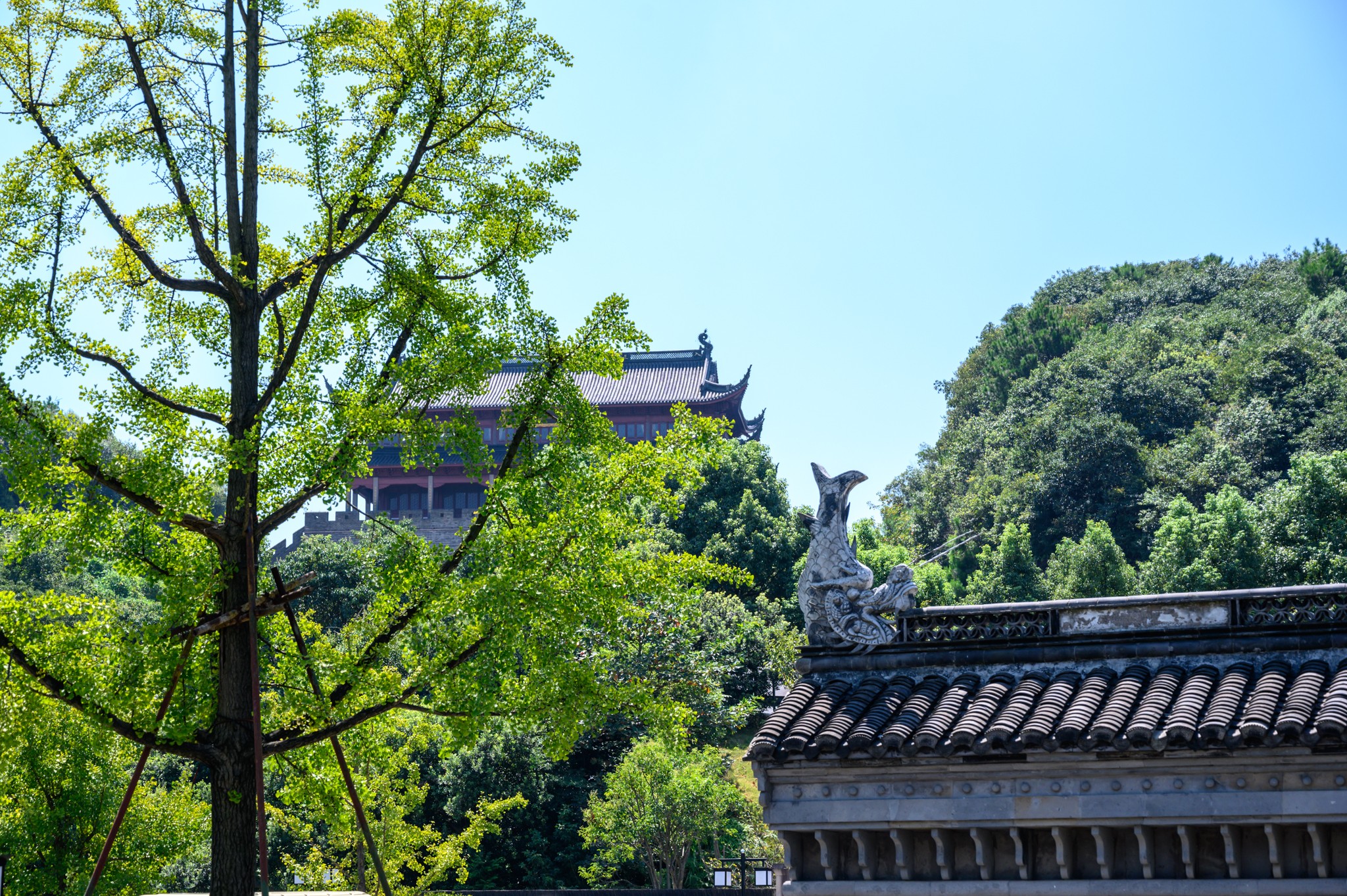 山,是一座風景秀美,人文底蘊深厚的名山,遊覽過太傅祠後,可去謝安墓