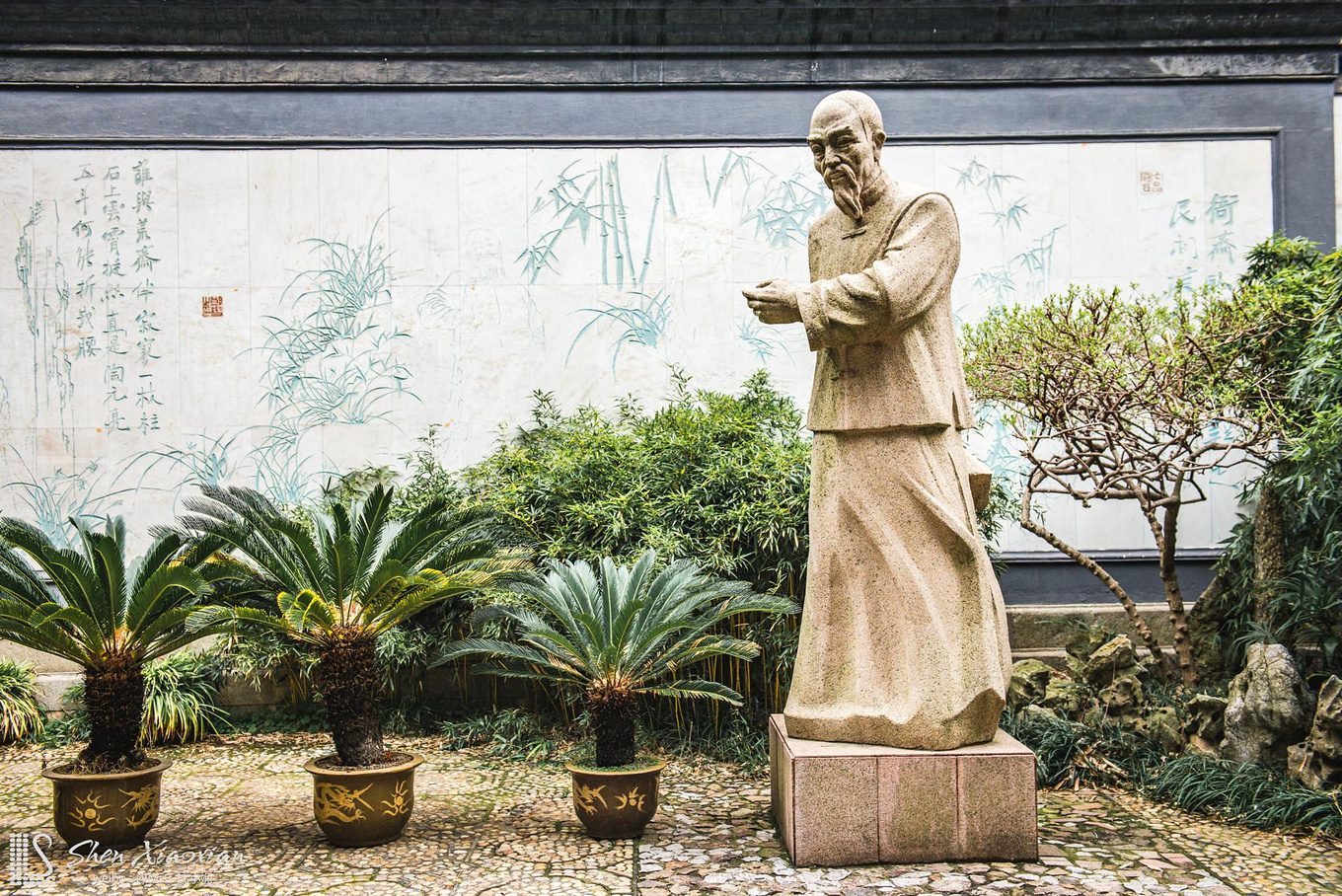 走进博物馆就可以看到郑板桥石像,周边都是绿化