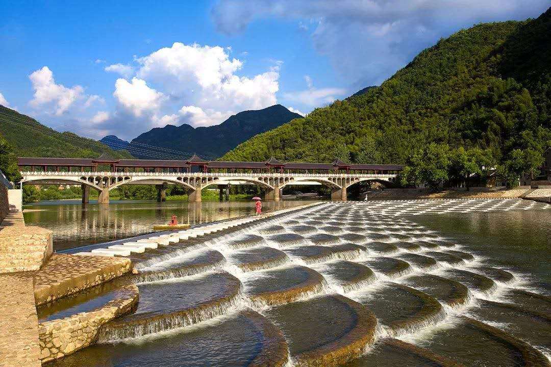 杭州到富陽湖源溪漂流一日遊網紅打卡地龍麟壩臺階瀑布純玩含中餐