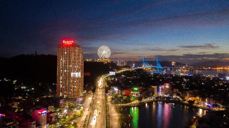 下龙湾景观温德姆华美达套房酒店