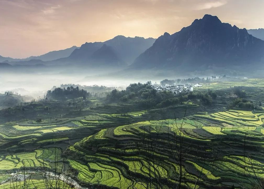 知道翻越多少个山头  突然眼前豁然开朗  一大片如同水墨山水画的景象