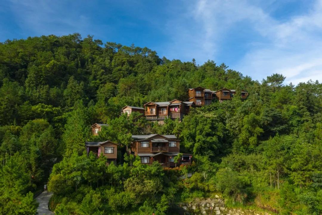 云浮天露山温泉养生度假酒店2天1晚(无限次半山温泉 天露山玻璃桥