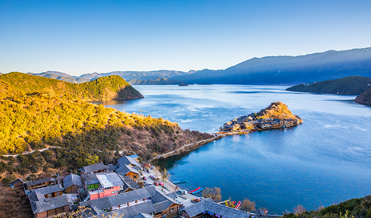 泸沽湖里务比岛篝火晚会泸沽湖观景台草海走婚桥纯玩2日游180度环湖游