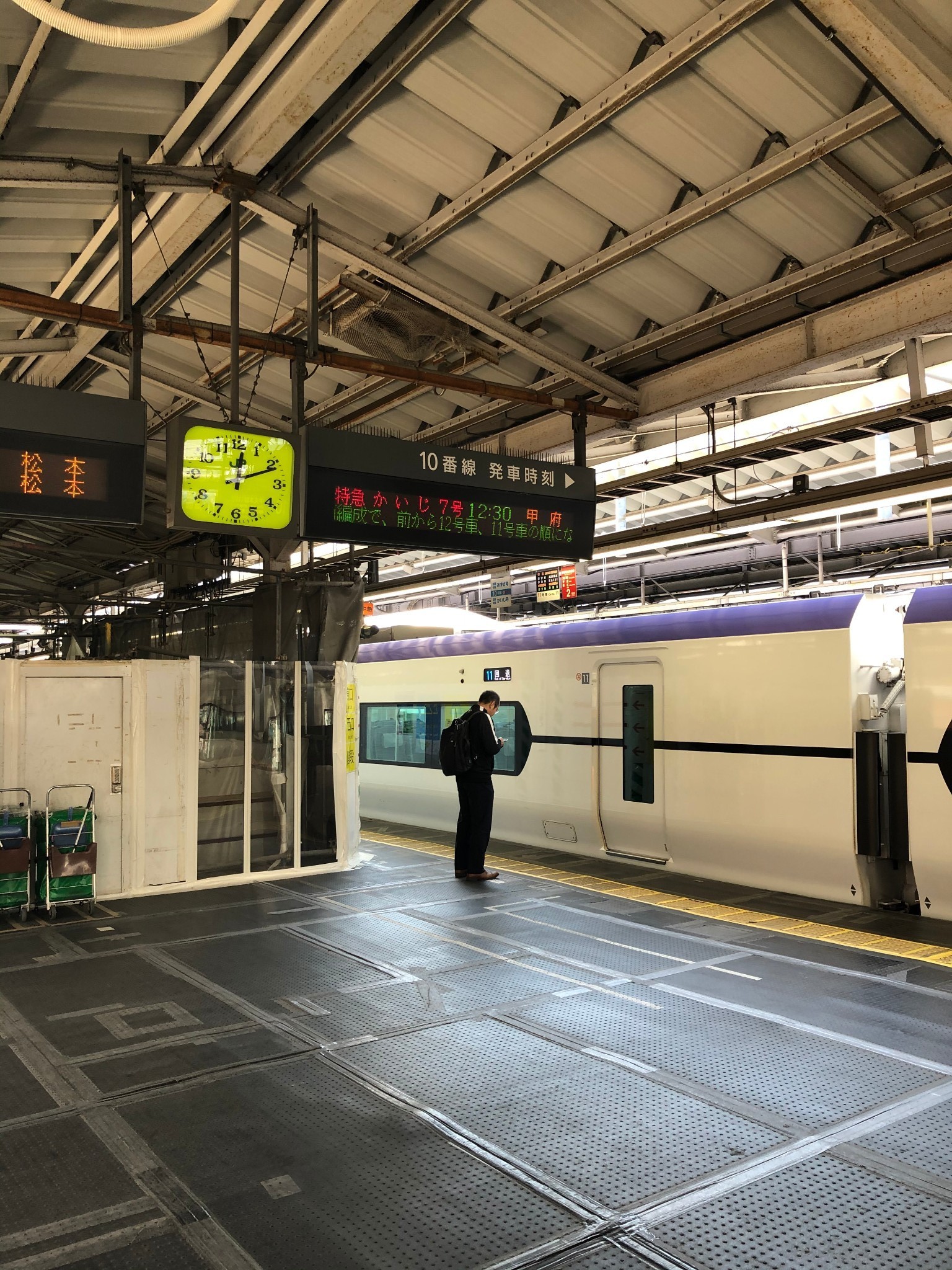 是一等座 第一个入座 整洁靓丽 厕所超级大 沿途的风景 在大月换前往