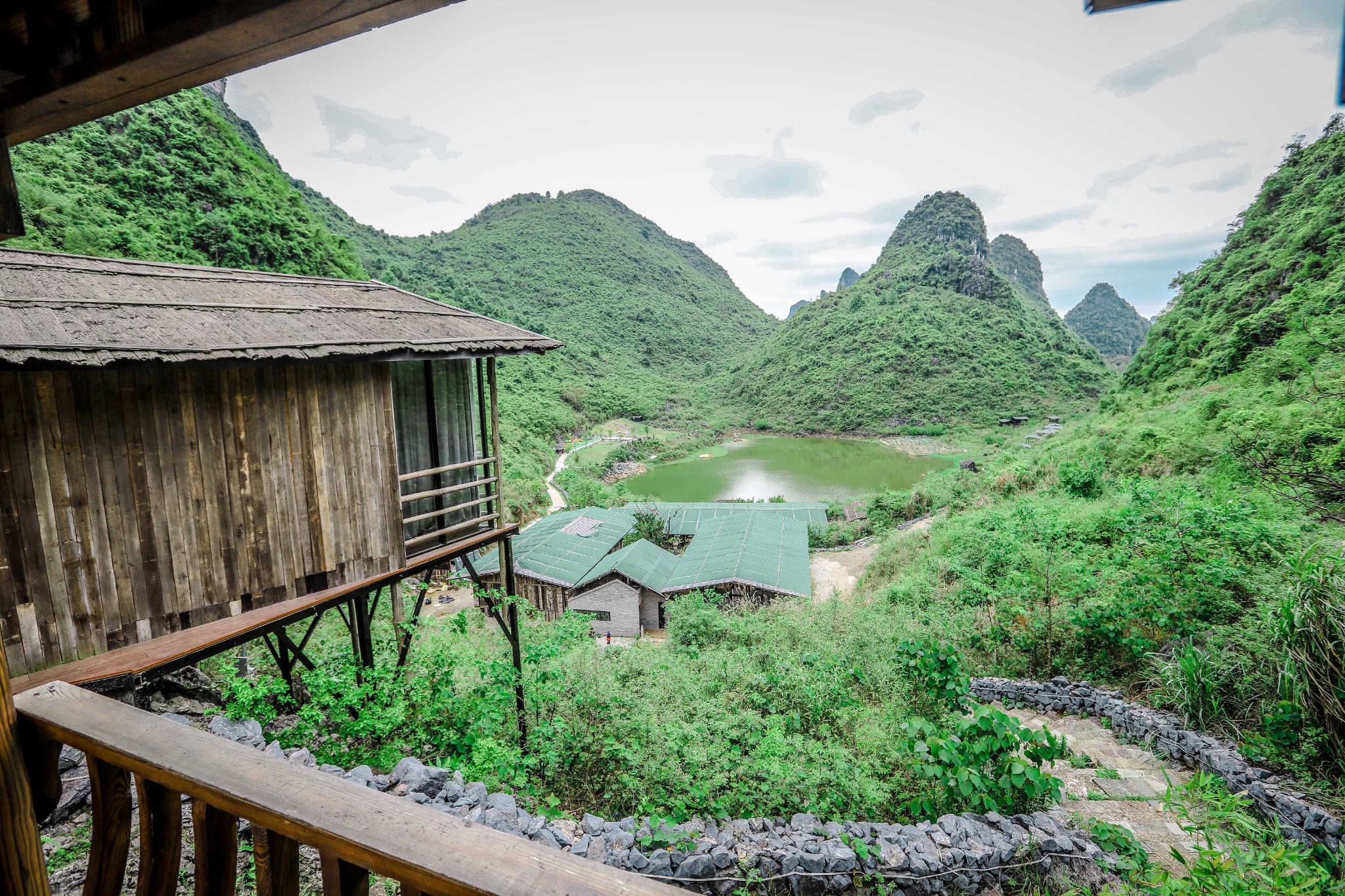 餐厅的包厢比较有特色,都是木屋散布在山腰