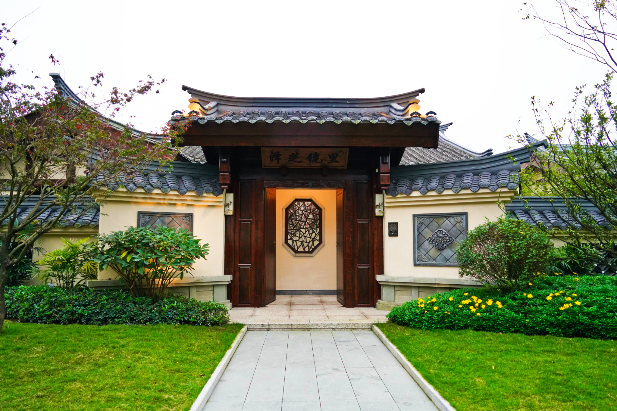 穿过古色古香的客房大门,有一道木质