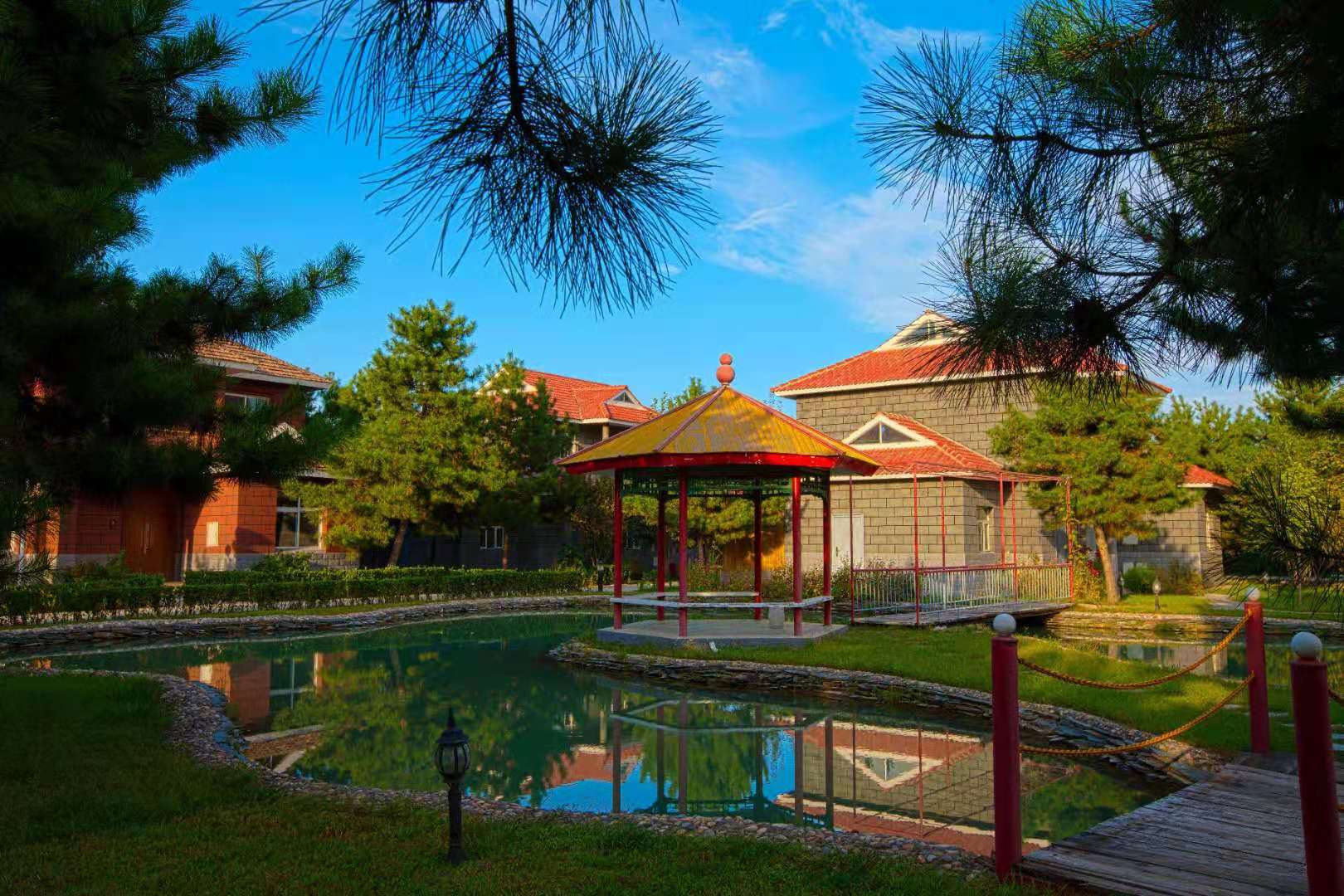 京郊泡汤优选北京昌平小汤山红栌温泉山庄2天1晚室内外温泉30多种室内