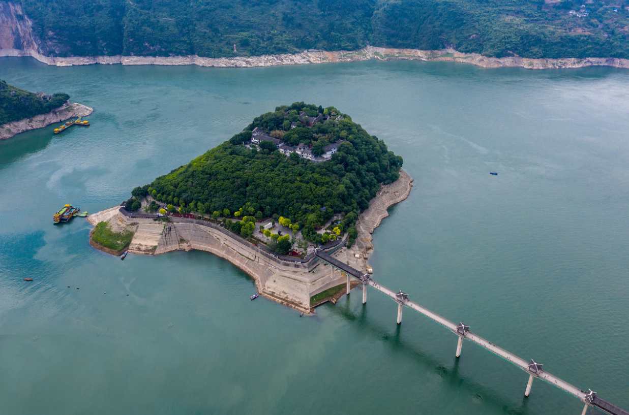 重庆白帝城至宜昌，秋季乘游船穿越长江三峡、赏红叶