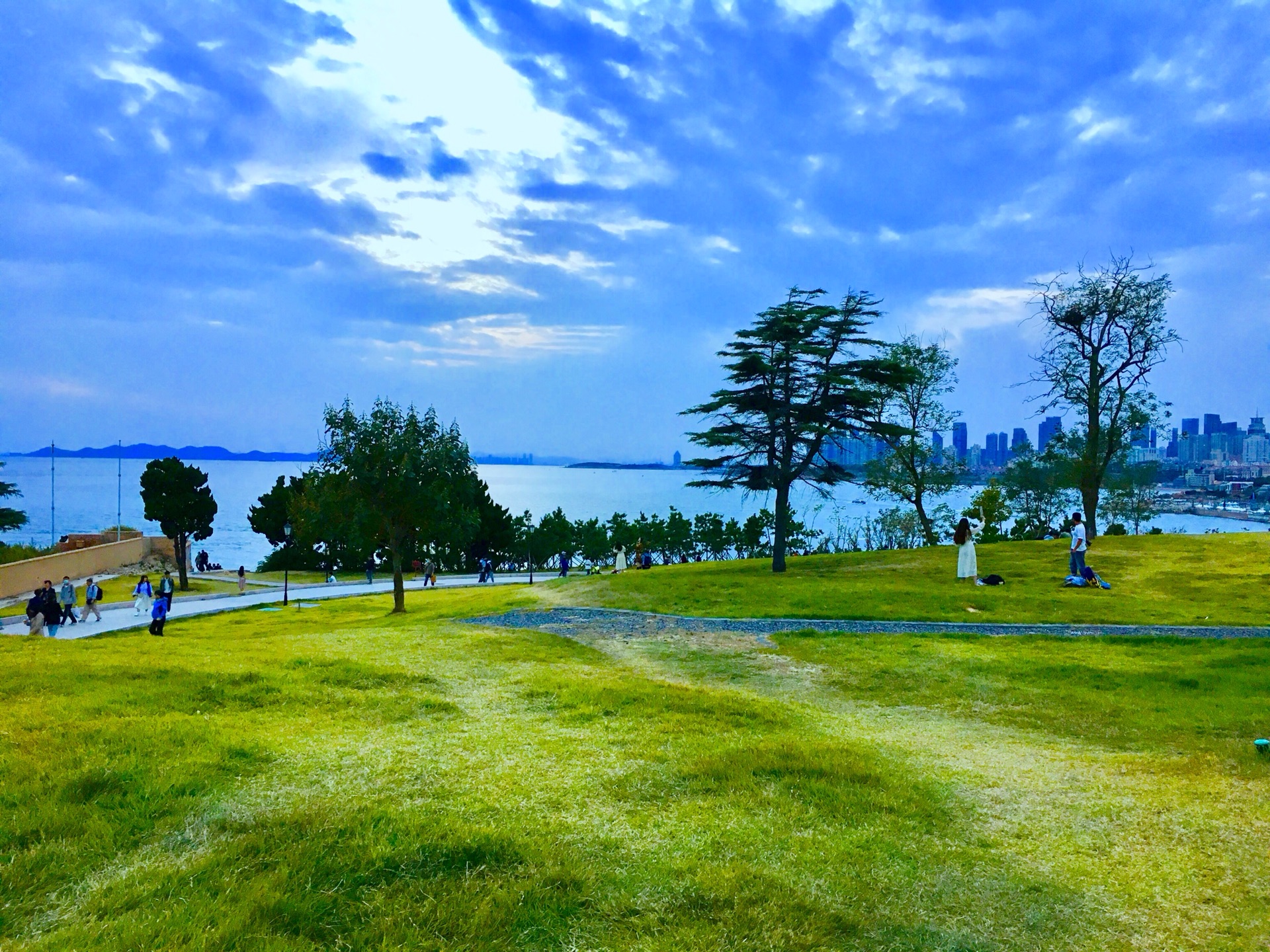 风和日丽时该去小麦岛公园晒太阳,夏日炎炎就去青岛喝啤酒