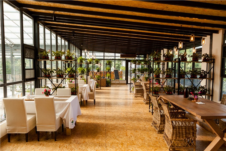 慢咖啡厅(提供牛排,咖啡,简餐等);还有休闲长廊,桢楠大道,花田茶舍