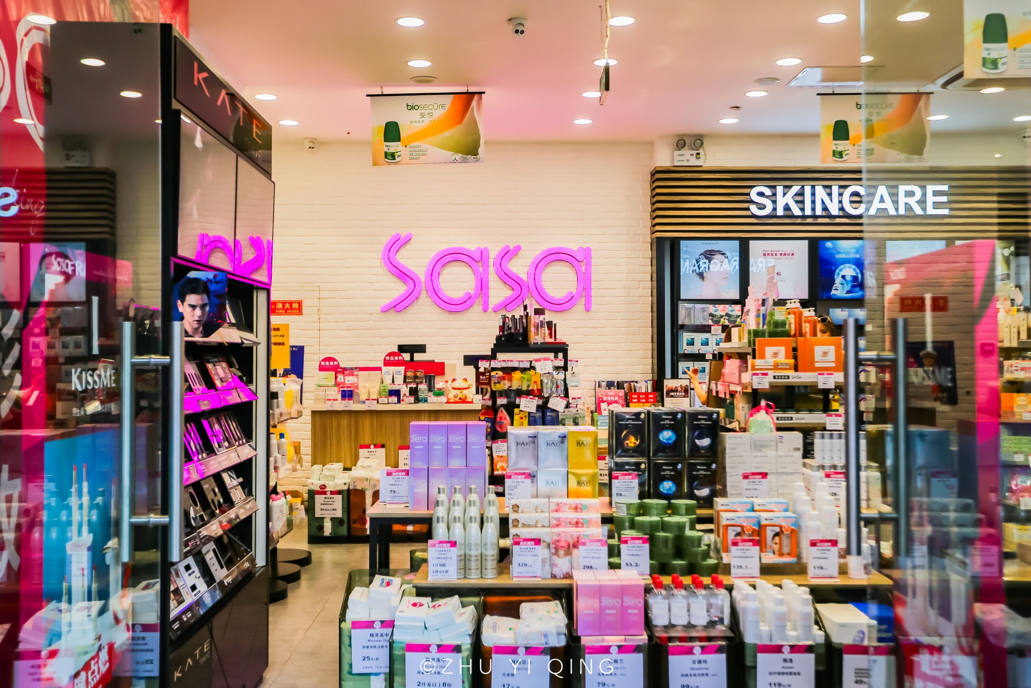 喜欢护肤化妆品的一定要来sasa淘一淘,这座曾在香港火爆一时的美妆店