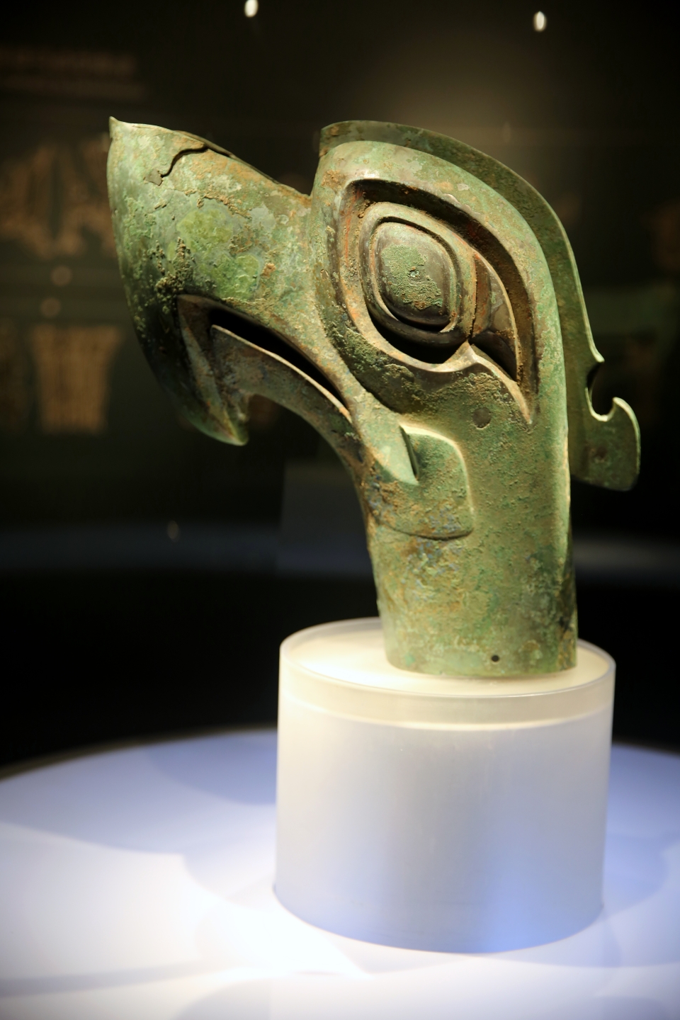 凤鸟翔云:青铜大头鸟