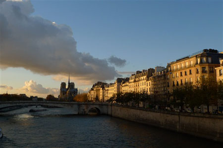 两千多年的巴黎老城区是巴黎人"护旧"的荣光