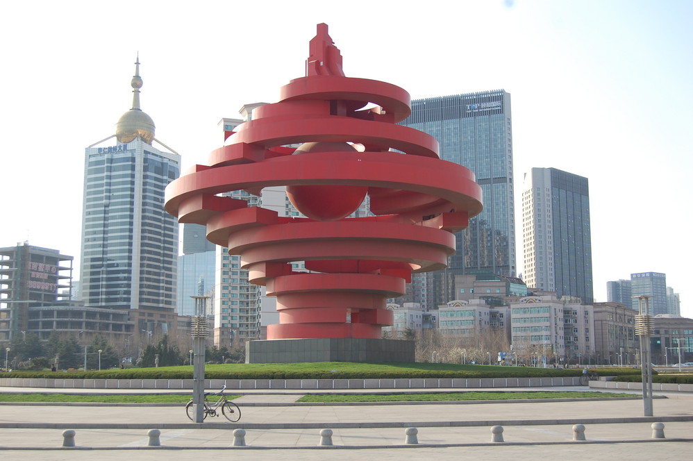 五月风,五四广场的地标建筑,为纪念五四运动而建的,非常壮观
