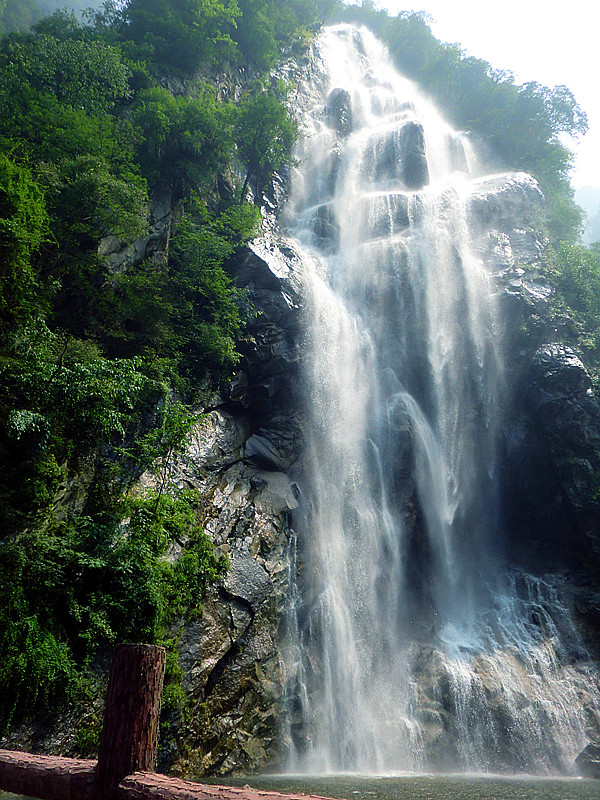 这是上山的第一个景点:莲花峰瀑布