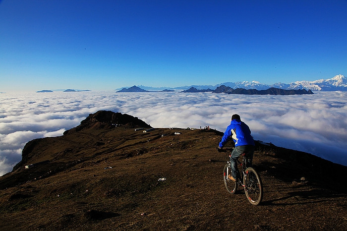 其实牛背山没有什么景点,但登顶后,可以将泥巴山,瓦屋山,峨眉山,夹金