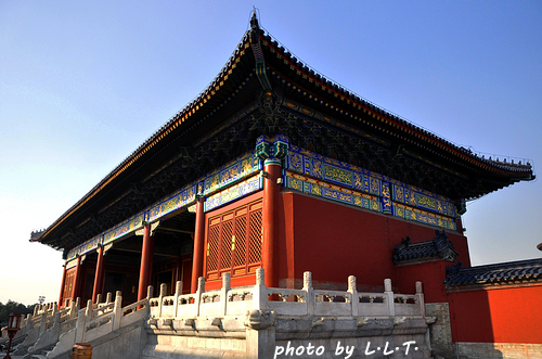 天坛听风万里无云风轻扬/独游天坛扫秋光/宫宇宝殿清影长/墙角黄菊顾