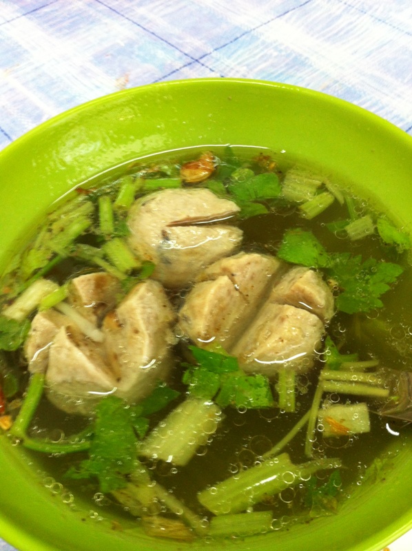 贡丸汤,很q很弹牙,汤头清澈味道鲜美,不放香葱改放香芹,价格则是相当