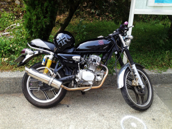 一个人坐车坐船坐凳子猜成语_一个人坐船的图片