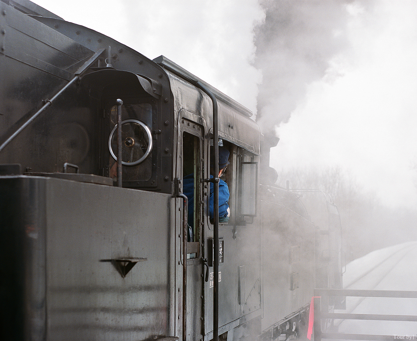 火车快出发前车头的烟囱开始冒出滚滚浓烟 实在很"蒸汽"