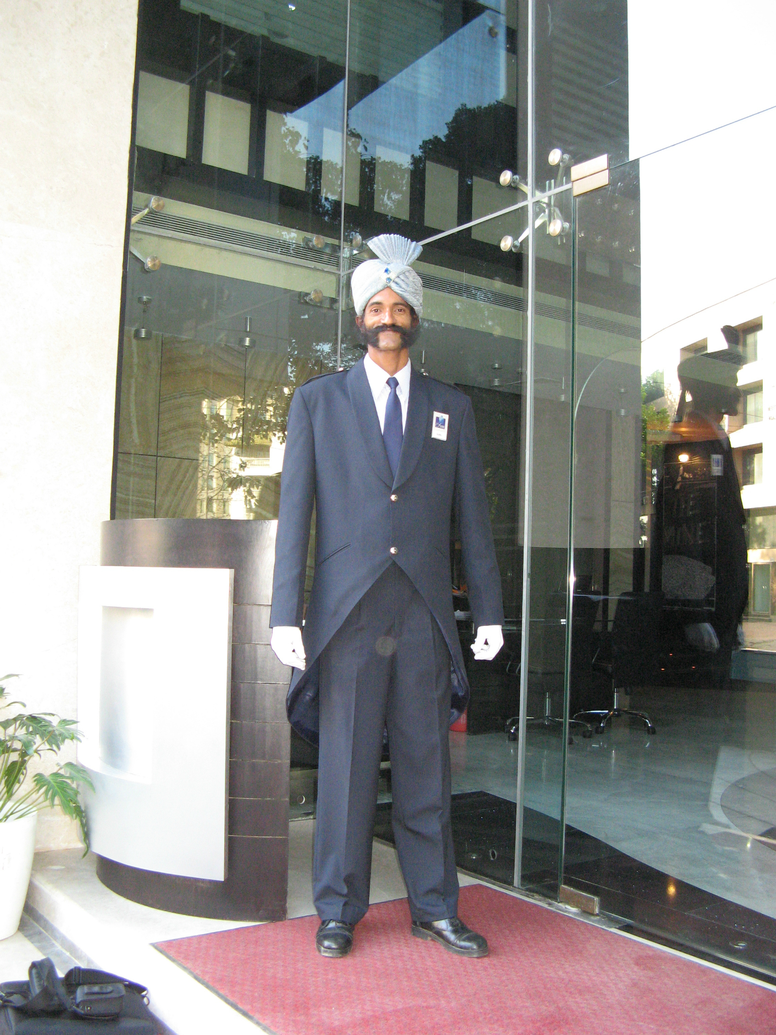 印度班加罗尔某酒店门前的锡克族门童,两米多高.