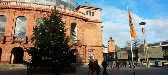 正对美因河注入莱茵河的入口处,与和它隔岸而对的黑森州首府威斯巴登