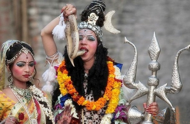 扮女神扮魔鬼 印度教信徒迎接湿婆节