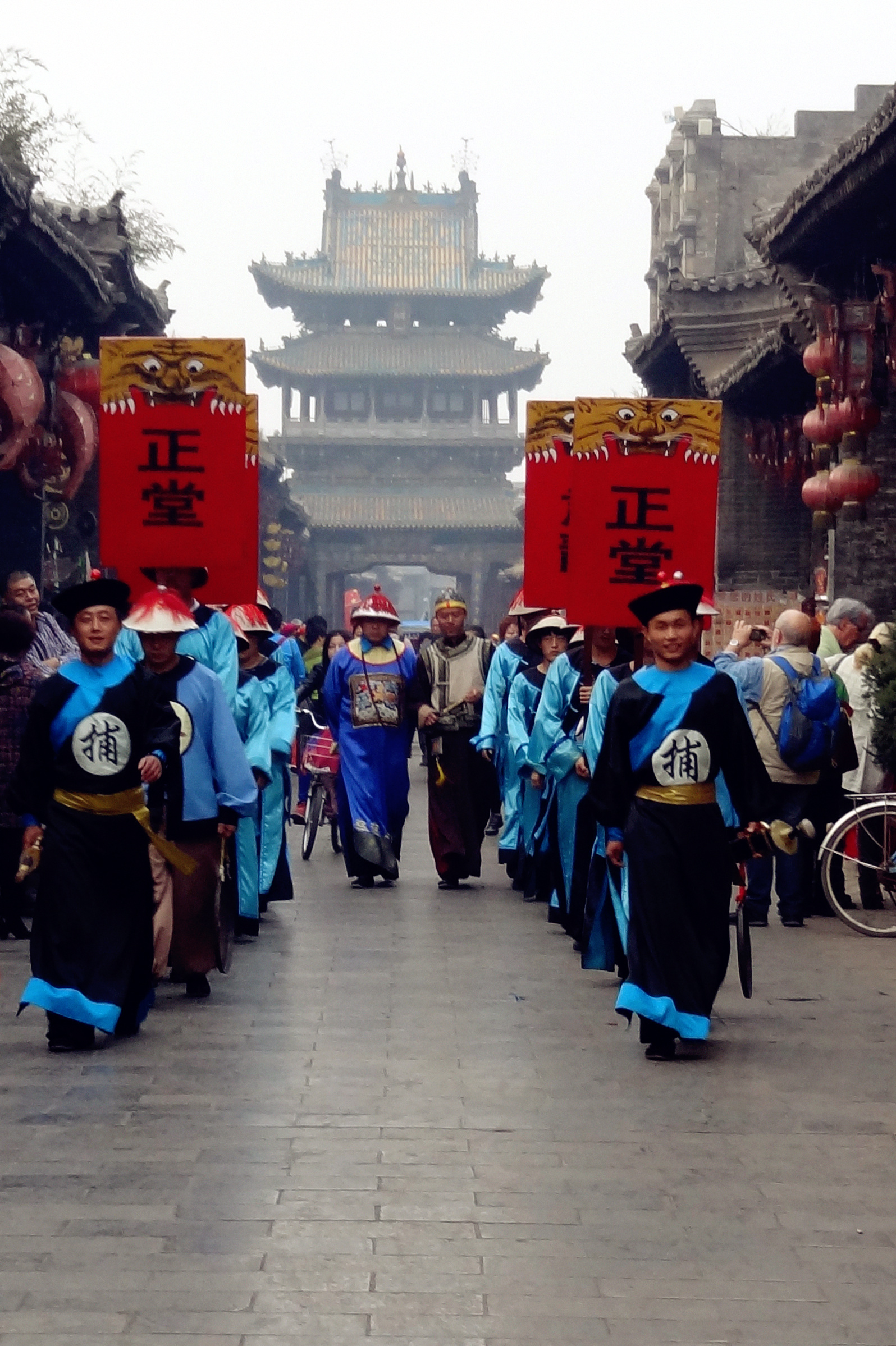 走在平遥古城大街上,远见县令和师爷率衙门众捕快衙役列队走来