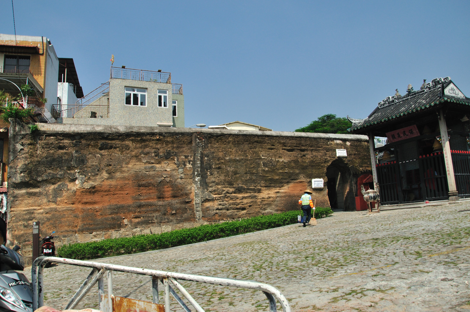 国内旅游目的地                           旧城墙遗址是指大三巴和