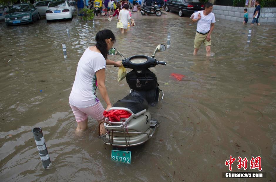 广西多地遭暴雨 北海城区看海