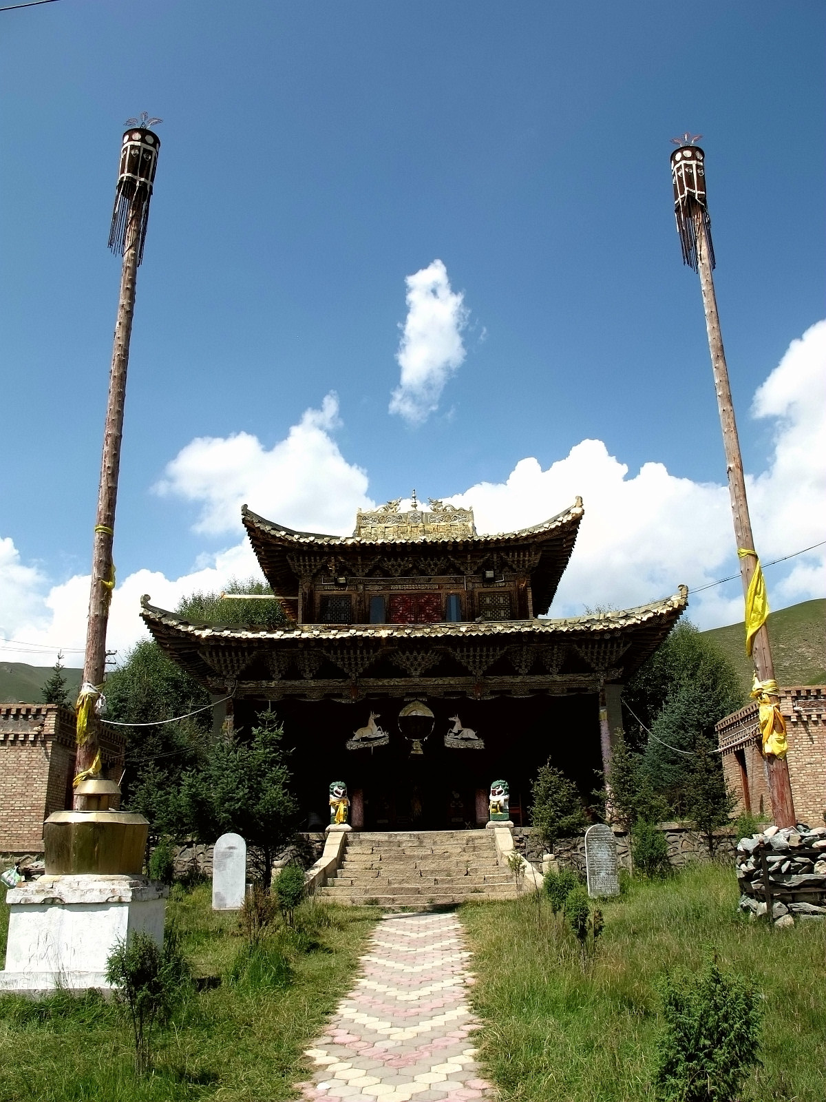 阿柔大寺的建寺历史非常曲折,据该寺现世活佛嘉措所写《阿柔大寺简志