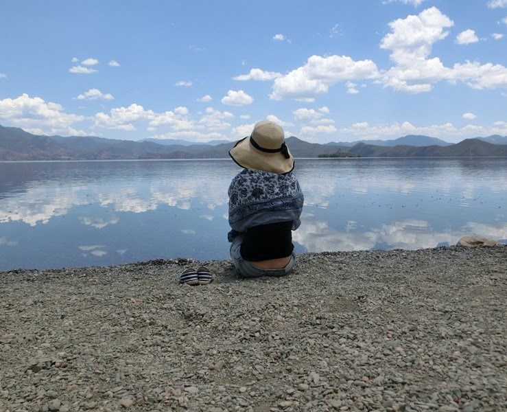 一个人静坐湖边图片图片