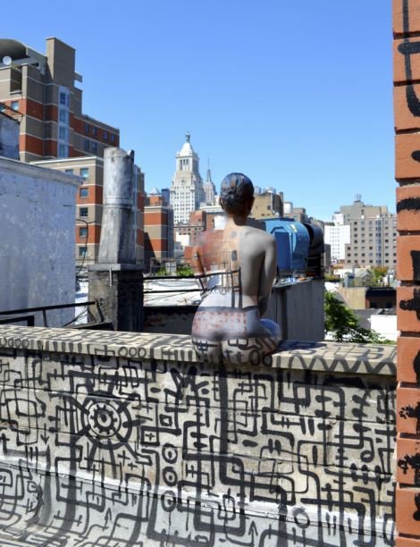 人体艺术家裸体作画 "隐"于城市