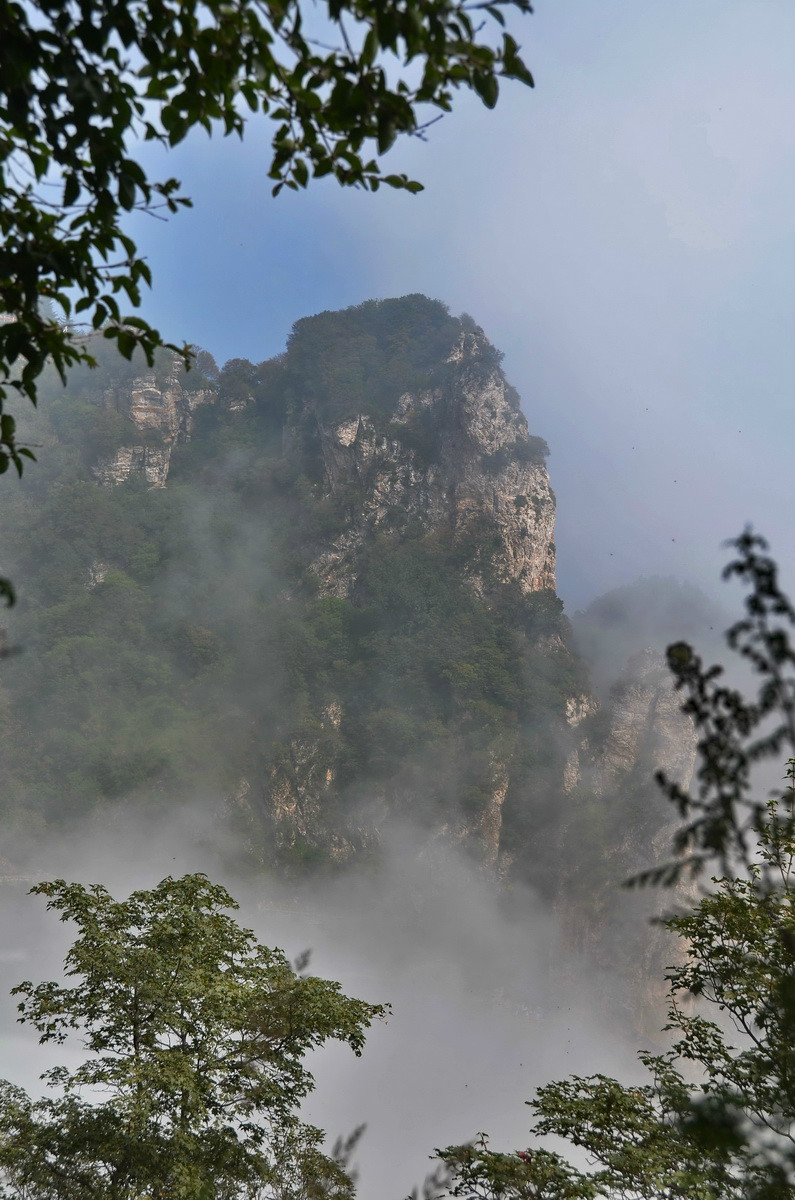 山在虚无飘渺中