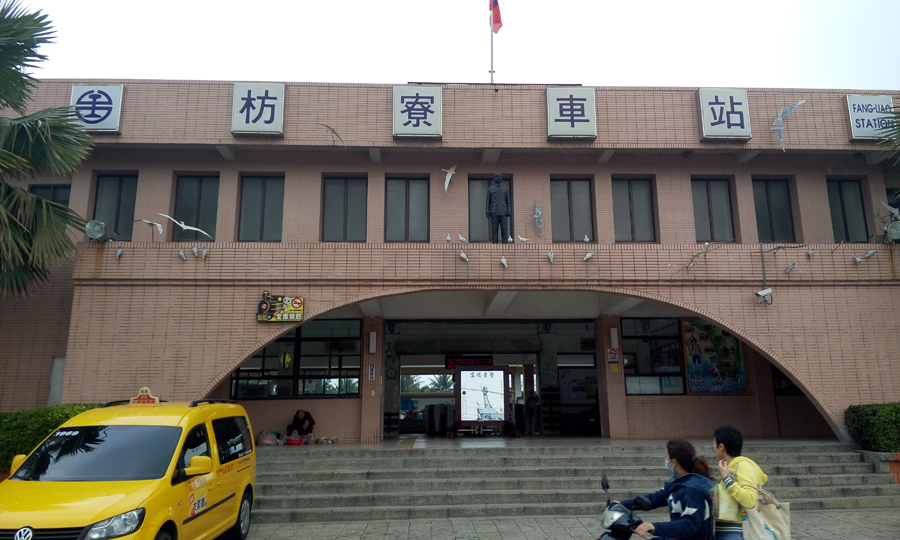 骑到枋寮车站,在这里我就可以转乘火车去台东了.